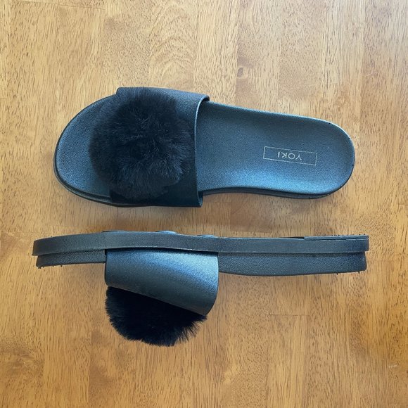 NWOT Size 6 black Yoki slide sandal with black pom-pom - Picture 2 of 4